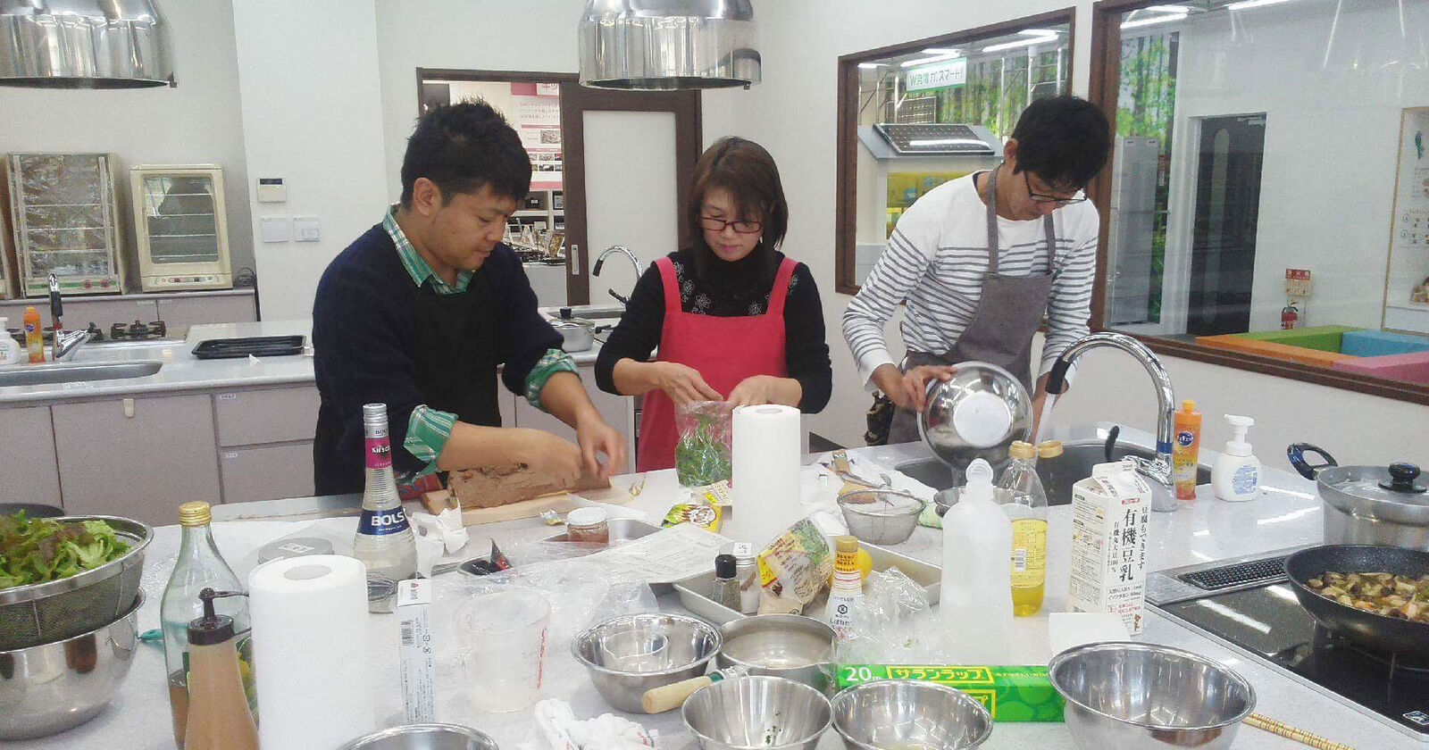 料理教室で生徒さんがそれぞれ調理している様子