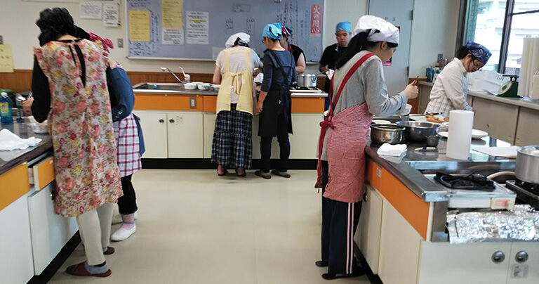 今治市手をつなぐ育成会の料理教室の様子