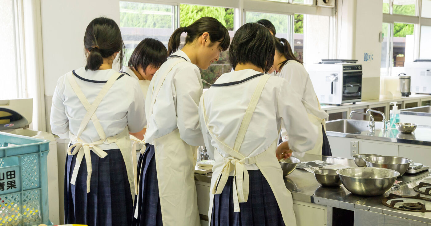 ひとりひとりが調理台に向かう料理教室の様子