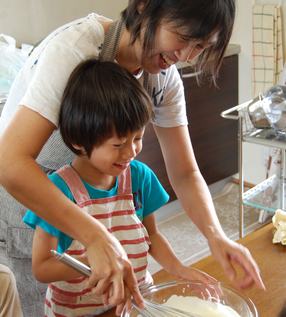 子どもと一緒に生地をこねる講師の品部伸子さん